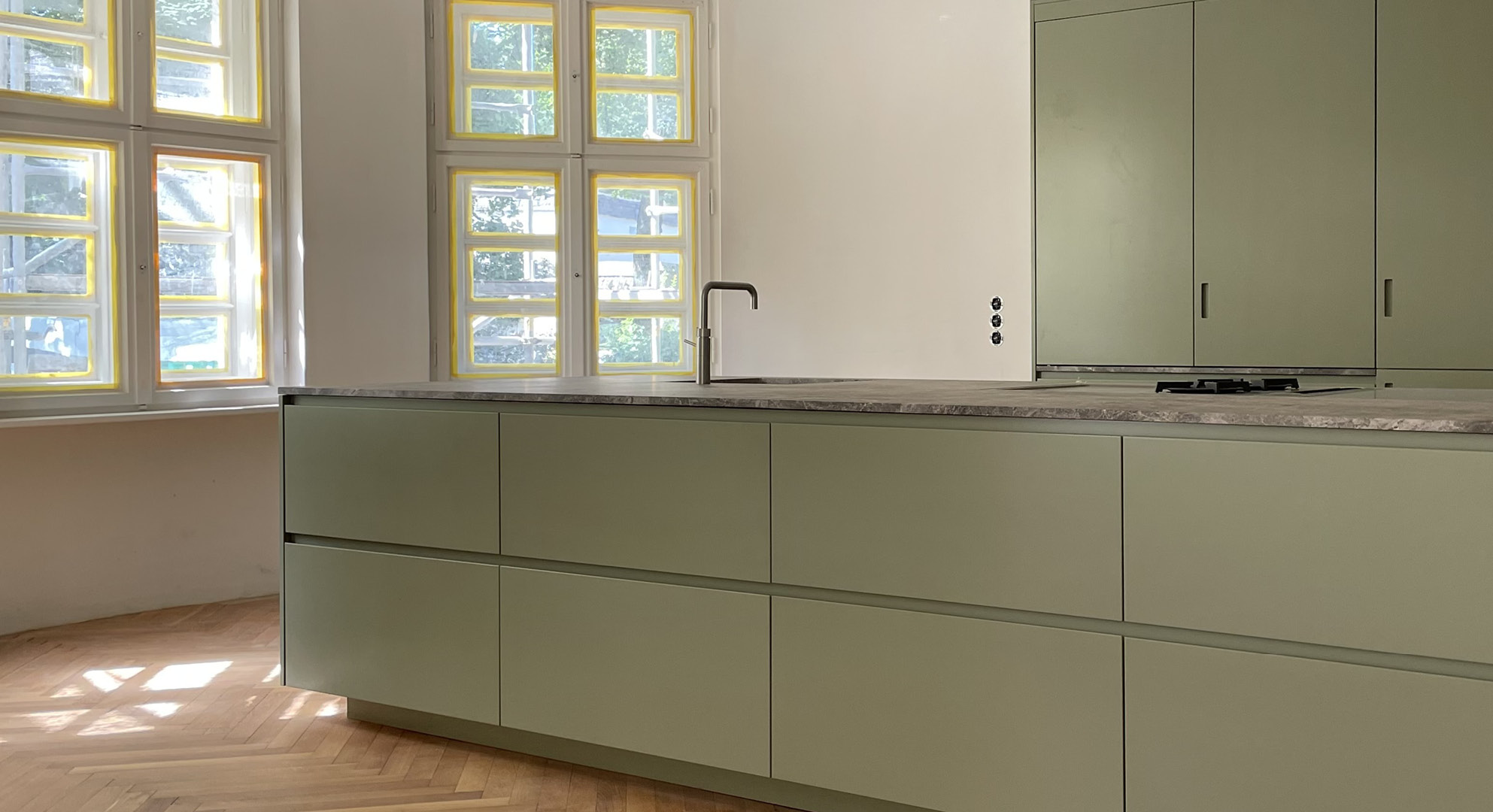 Küche freistehend monumental, Kücheninsel solitär,  Schubladenfronten mit Griffleisten lackiert, Innenausstattung Eiche Natur lackiert, Schubkästen auch in Eiche Massivholz, Armatur aus Messing von Quooker, flächenbündiges Kochfeld von BORA