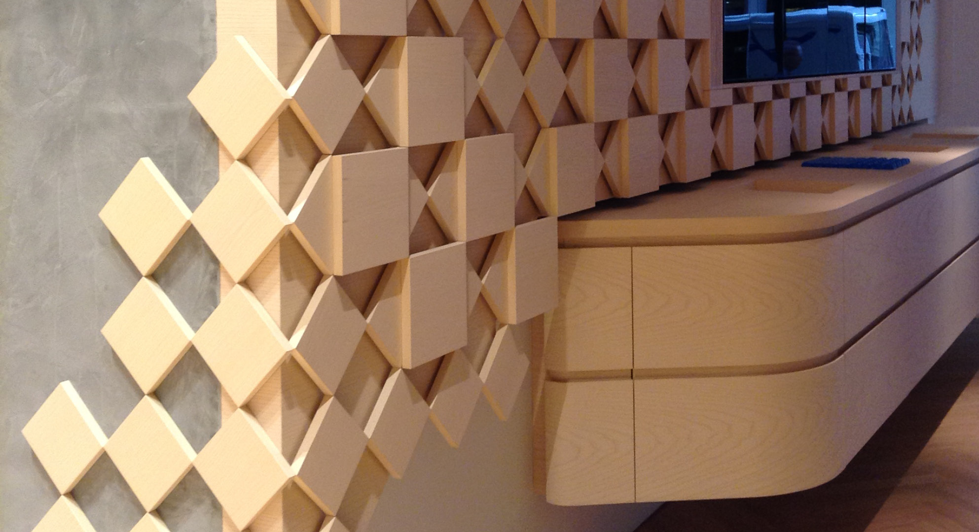 Ladengeschäft, Retail Design, Sideboards mit gebogenen Elementen,  Präsentationsflächen und 3D Reliefs beleuchtet, Polsterelemente mit Kvadrat Stoff, multifunktionales Touchpaneel Tresen, Esche Furnier und Massivholz hell gebeizt und matt lackiert
